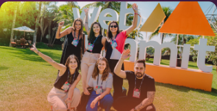 Grupo de asistentes en la entrada de Web Summit Rio